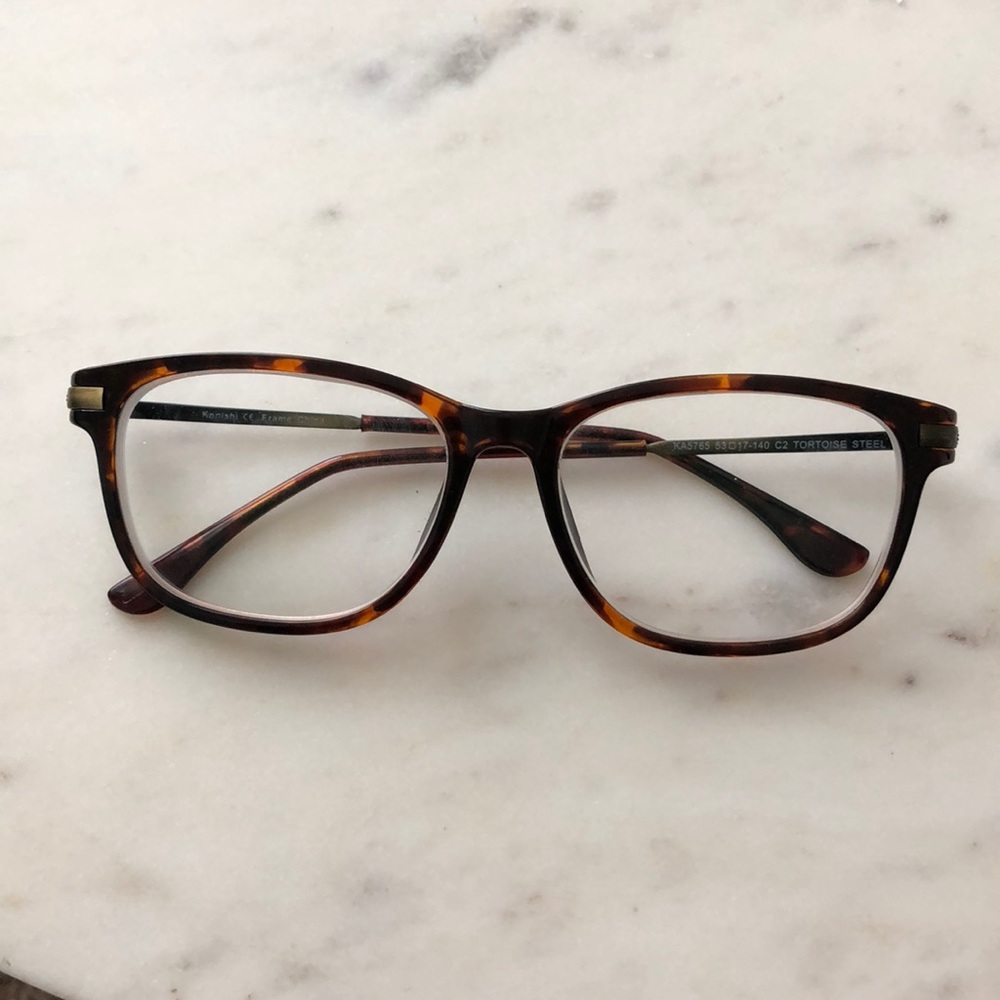 Tortoise pattern glasses